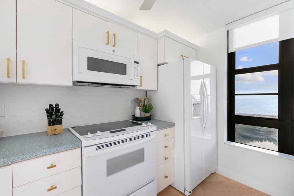 Fully stocked kitchen with Gulf of Mexico Views!