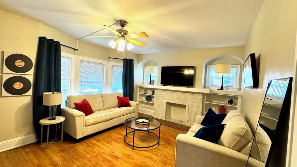 Spacious living room to listen to some tunes, relax, watch tv or just rock out!