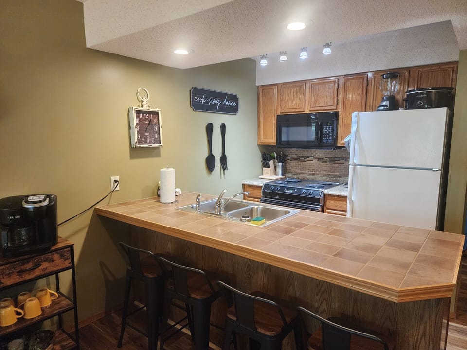 Fully Equipped Kitchen 1, Breakfast Bar
