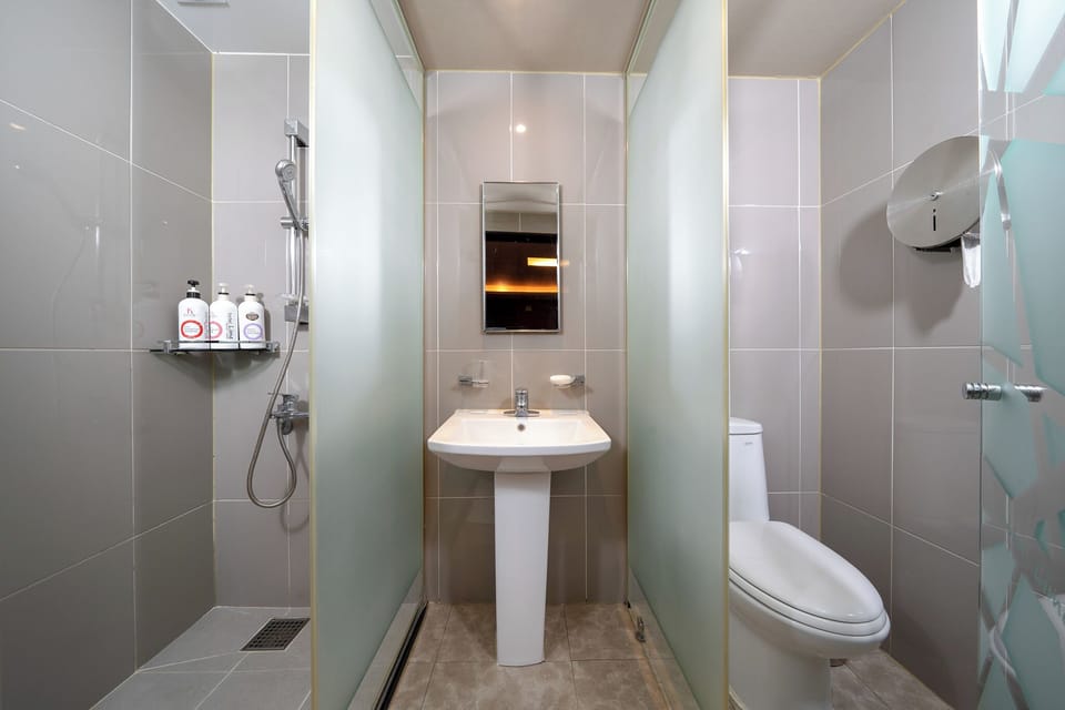 Standard Double Room | Bathroom | Slippers