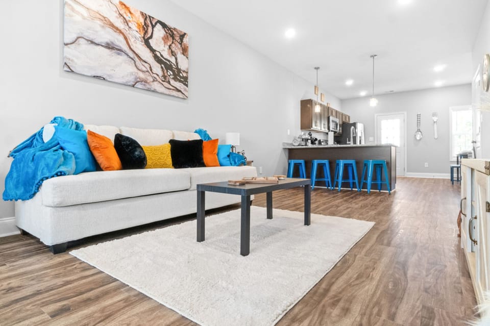 House | 2 bedrooms, desk