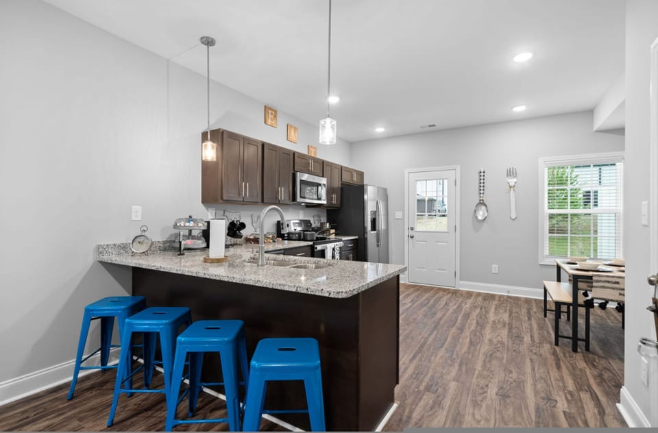 House | 2 bedrooms, desk