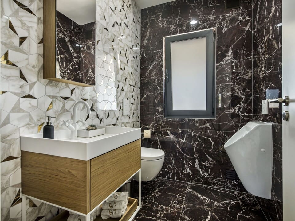 Property, Plumbing Fixture, Mirror, Tap, Bathroom, Interior Design, Architecture, Wood, Flooring, Floor
