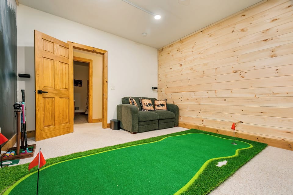 Virtual Reality and Put Put golf room
