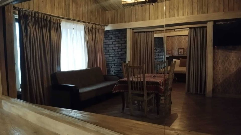Deluxe Studio Suite, City View | Living area