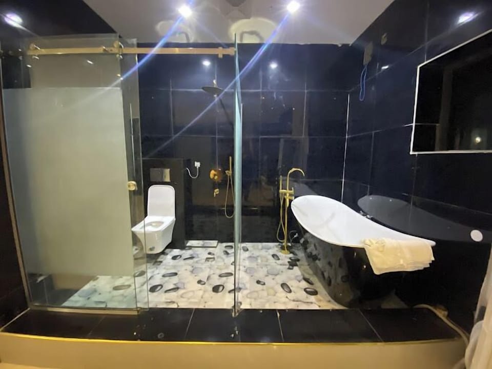 Deluxe Room, Balcony, City View | Bathroom | Free toiletries, hair dryer, towels, soap