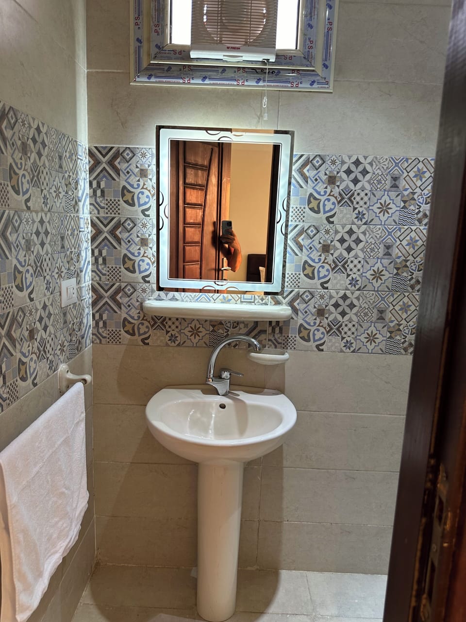 Combined shower/tub, designer toiletries, hair dryer, slippers