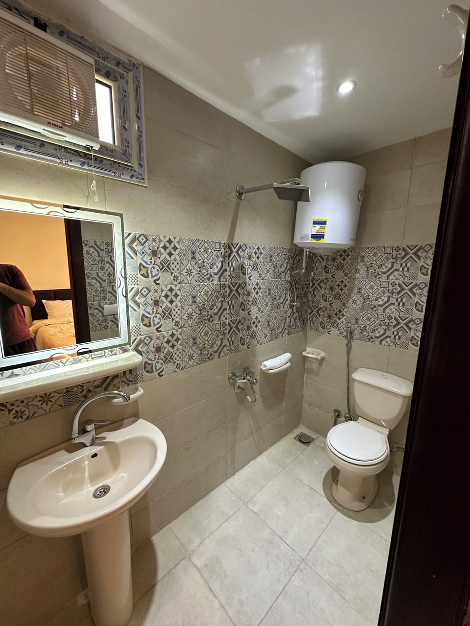 Combined shower/tub, designer toiletries, hair dryer, slippers