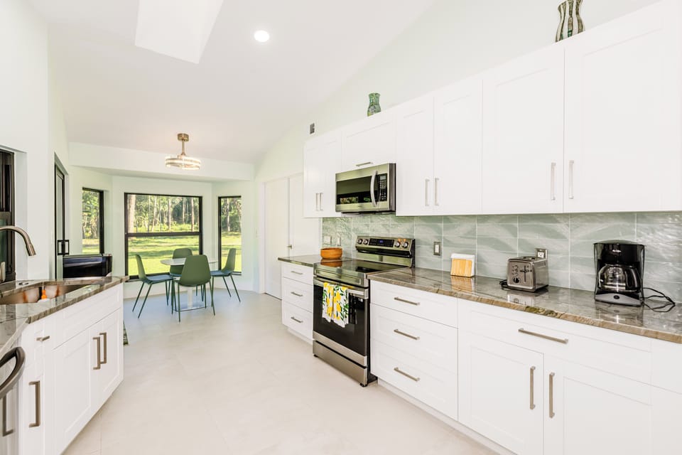 Kitchen and breakfast