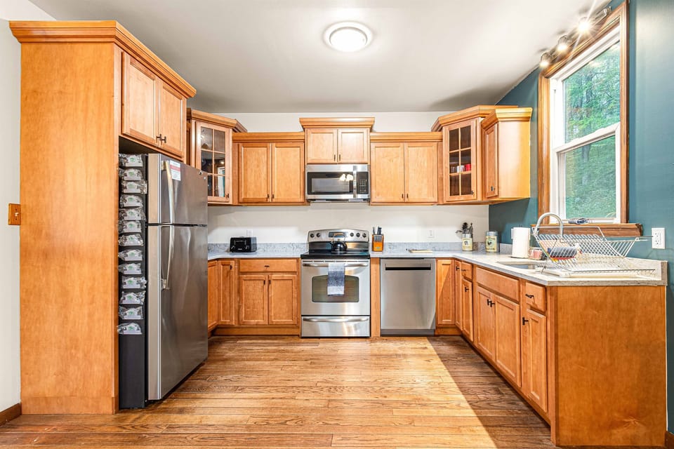 Fully stocked kitchen w/Instant Pot & other appliances