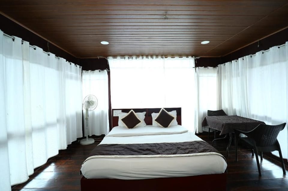 Deluxe Double Room, Balcony | Free WiFi