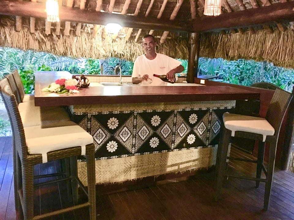 Outdoor Traditional Entertaining Bure Bar & Kitchen with fridge and dish washer