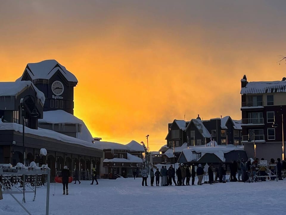 Village Centre Mall in 2 min of walking distance