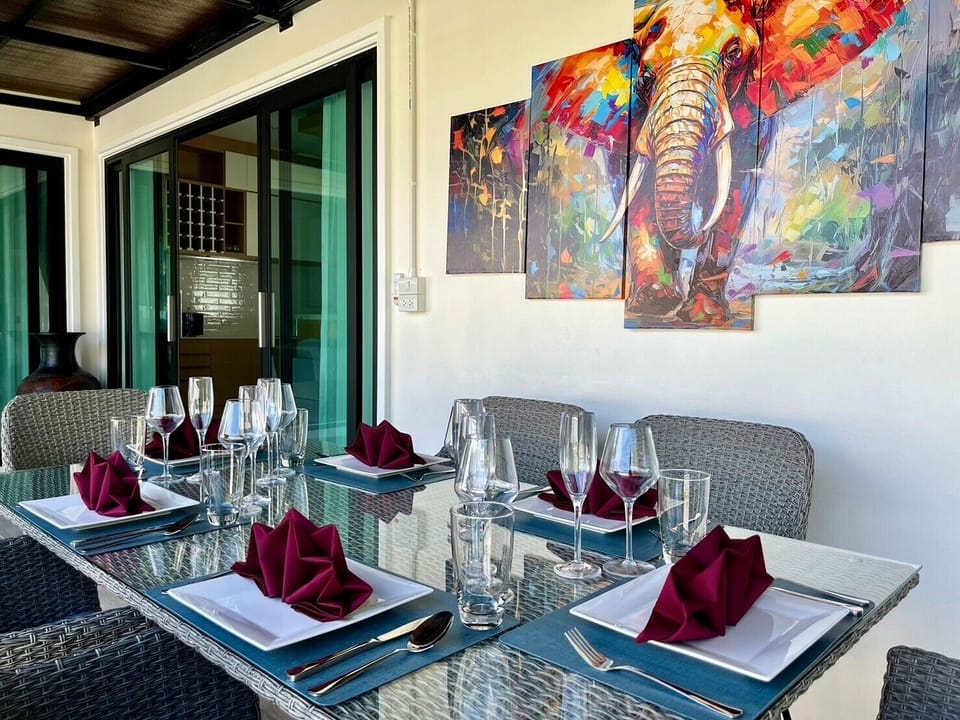 Deluxe Villa, Mountain View | In-room dining