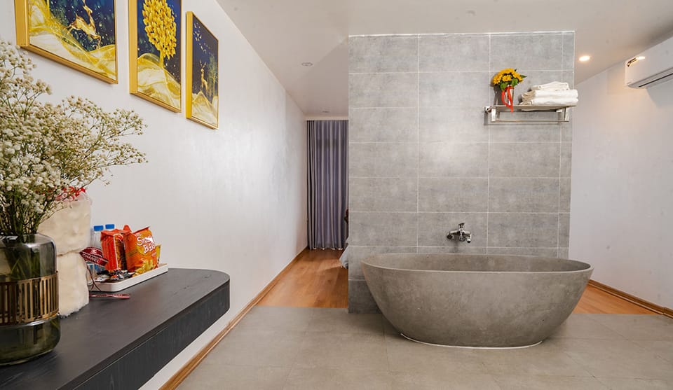 Luxury Room, Garden View | Bathroom | Shower, free toiletries, hair dryer, towels