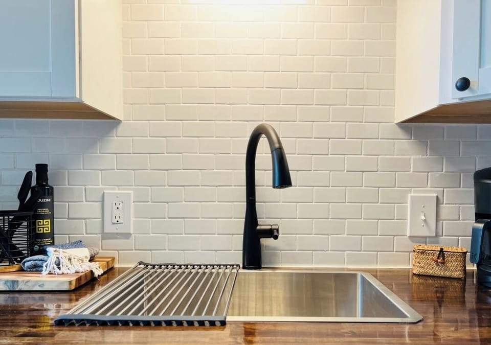 Newly remodeled, clean, fully stocked kitchen