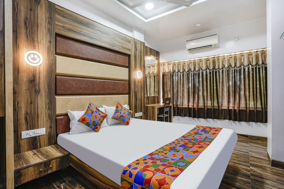 Deluxe Room | Egyptian cotton sheets, premium bedding, in-room safe, blackout drapes