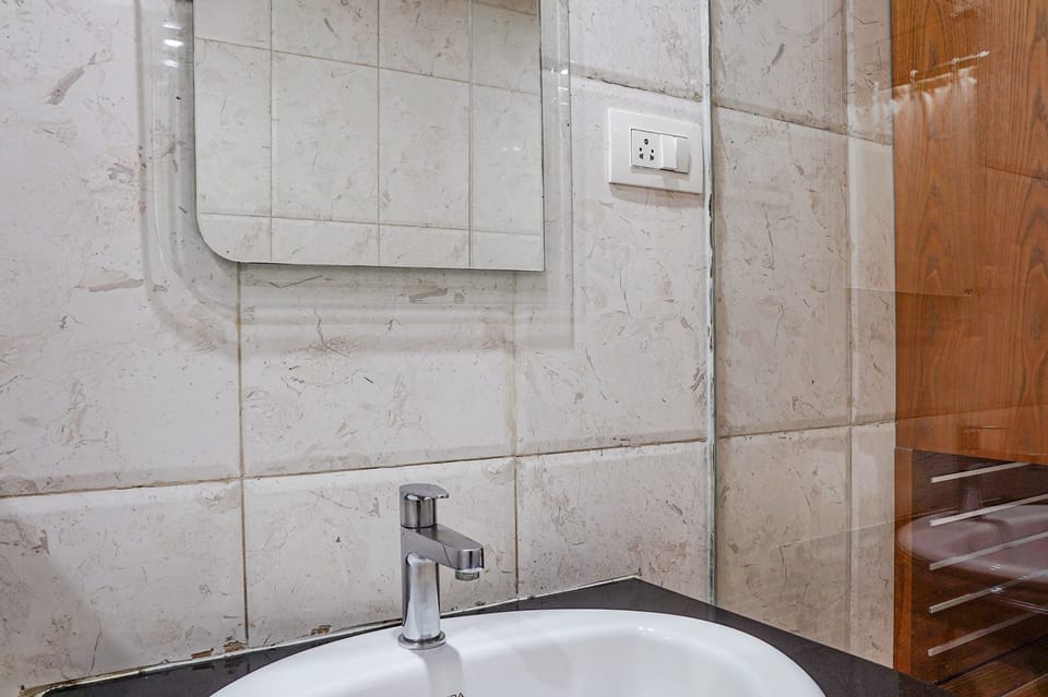 Shower, rainfall showerhead, free toiletries, towels