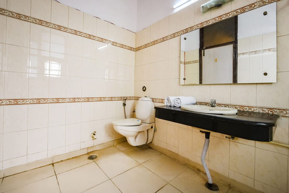 Shower, rainfall showerhead, free toiletries, towels