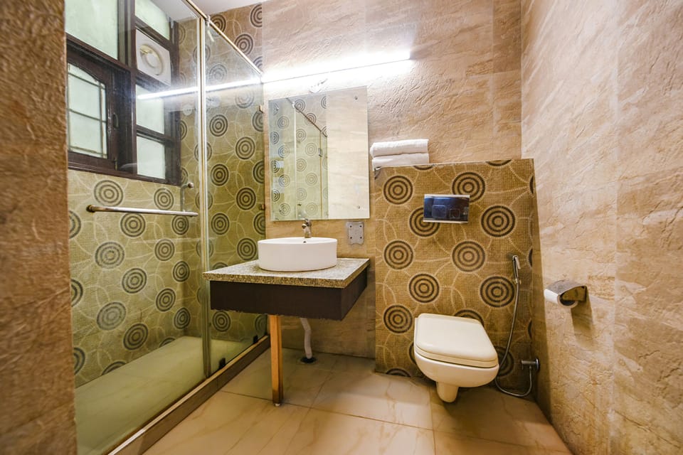 Shower, rainfall showerhead, free toiletries, towels