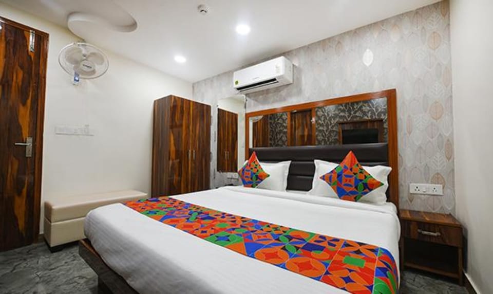 Egyptian cotton sheets, premium bedding, in-room safe, bed sheets