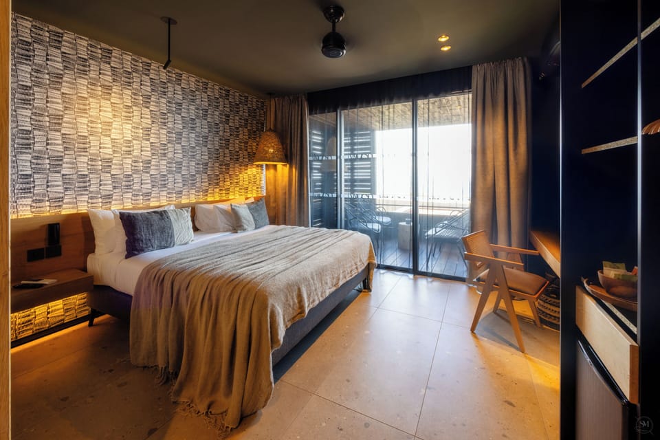 Chambre Deluxe Savane | In-room safe, desk, laptop workspace, blackout drapes