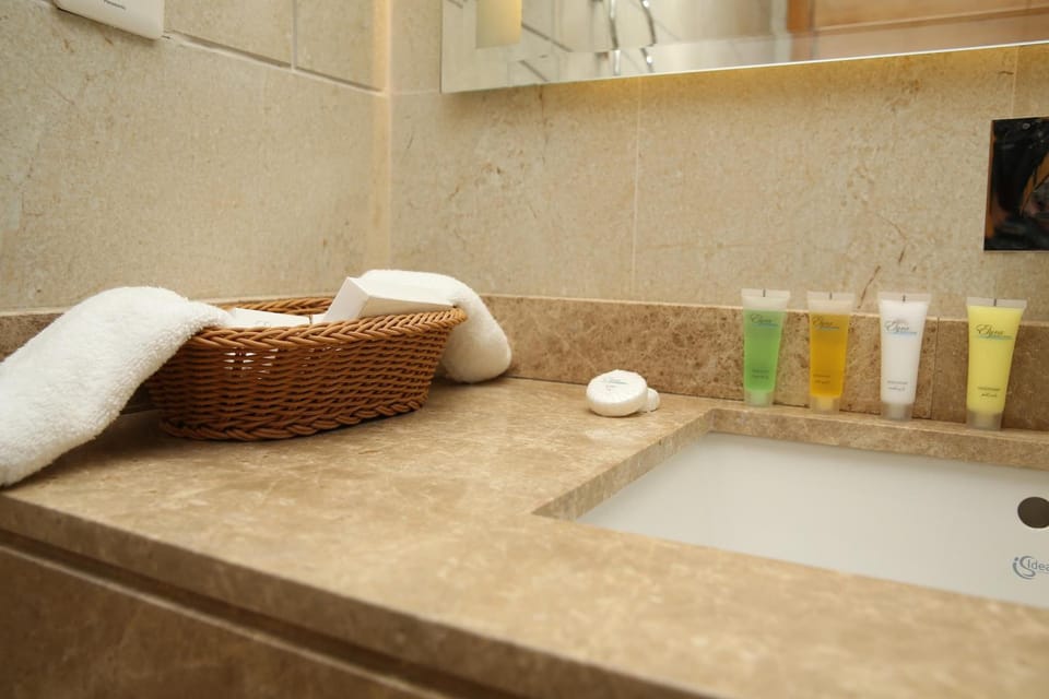 Bathroom | Free toiletries, bathrobes, bidet