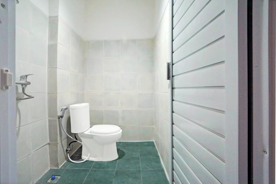 Standard Double Room | Bathroom | Shower, towels, soap, shampoo