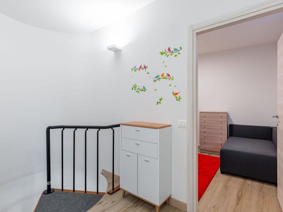 Wood, Comfort, Interior Design, Flooring, Floor, Real Estate, Ceiling, Hardwood, Paint