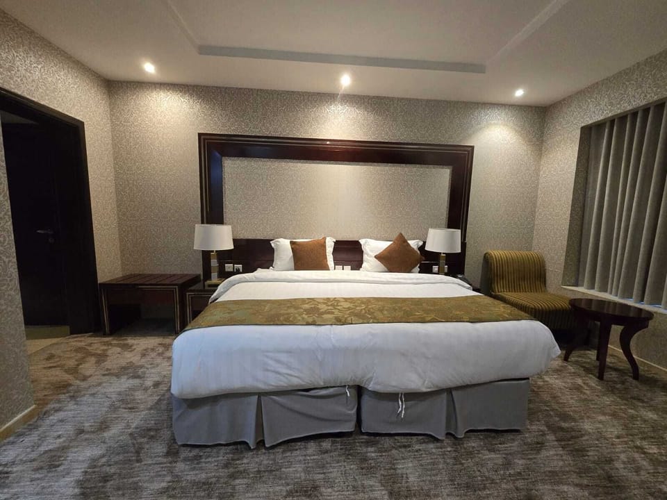 Superior Room | Hypo-allergenic bedding, minibar, iron/ironing board, free WiFi