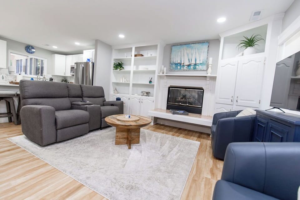 Cozy cottage a block from Chesapeake Bay - with 2 bedrooms and 2 baths, outdoor living, and all the comforts of home.