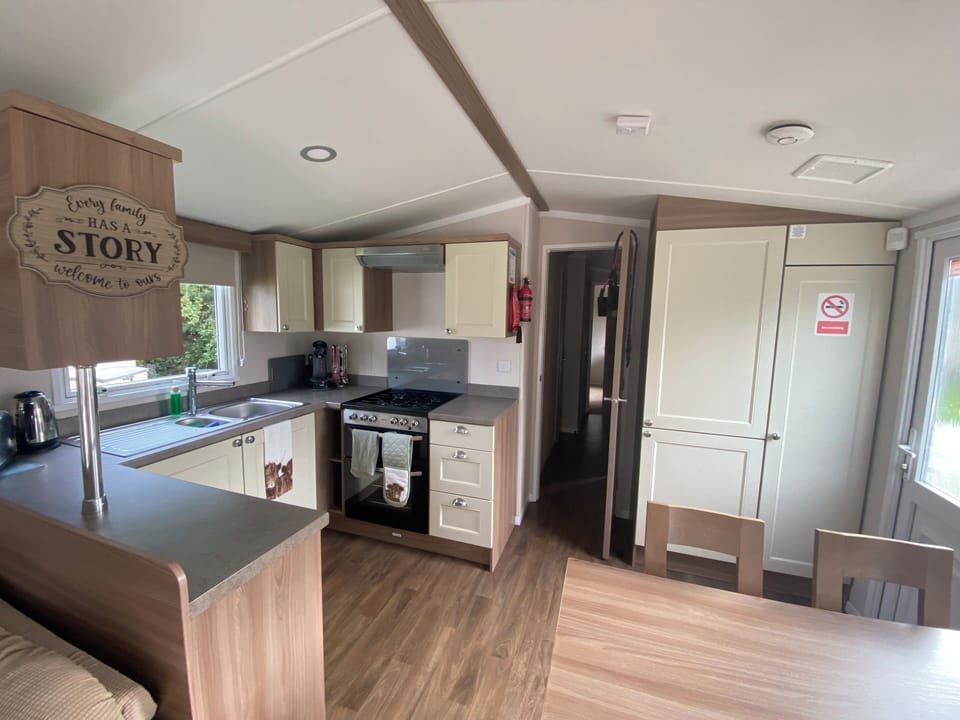Cabin | Private kitchen | Fridge, microwave, oven, stovetop