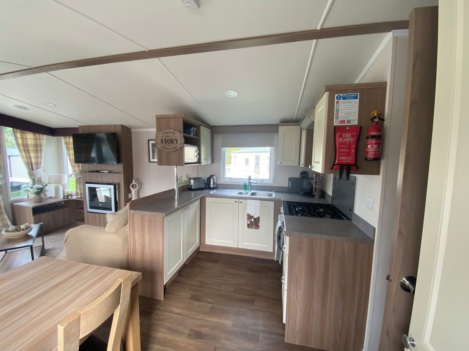 Cabin | Private kitchen | Fridge, microwave, oven, stovetop