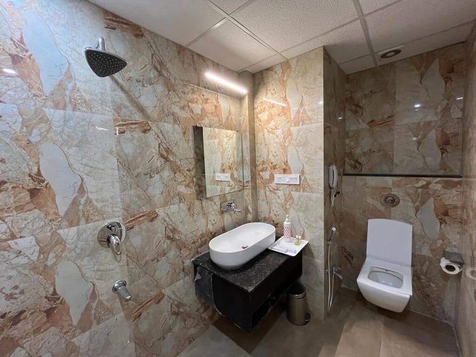 Deluxe Room | Bathroom | Shower, towels, soap, shampoo