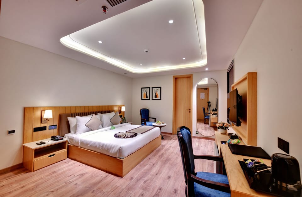 Deluxe Room | Minibar, in-room safe, desk, blackout drapes