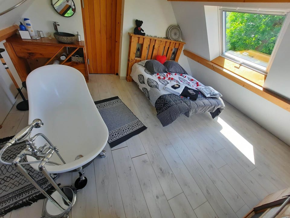 La chambre avec sa baignoire