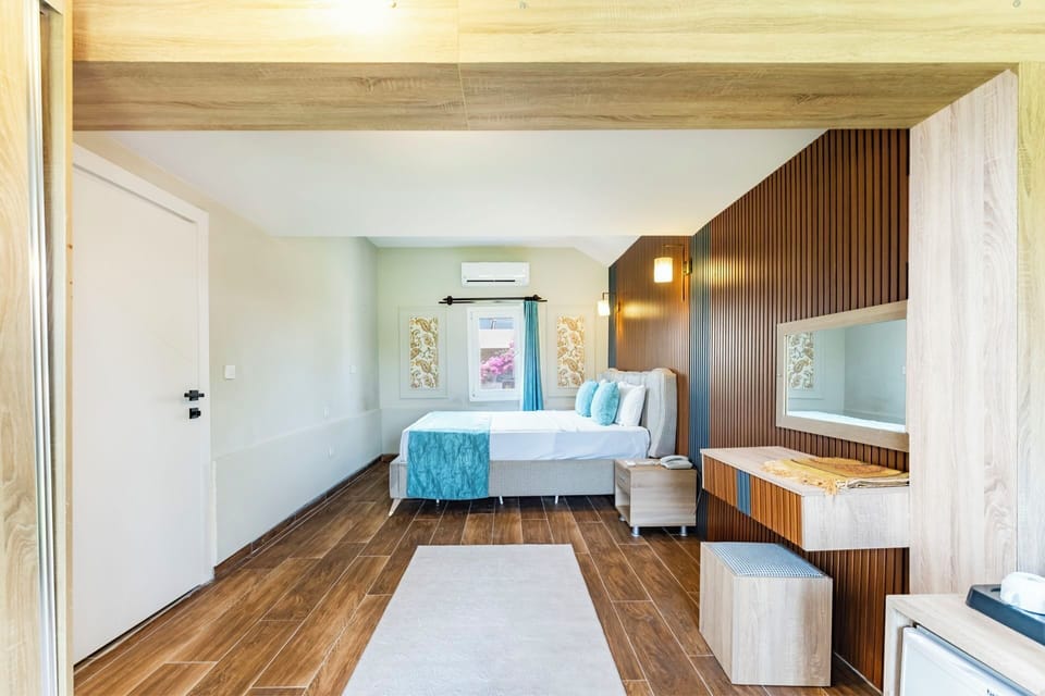 Traditional Villa | Bathroom | Shower, rainfall showerhead, free toiletries, hair dryer