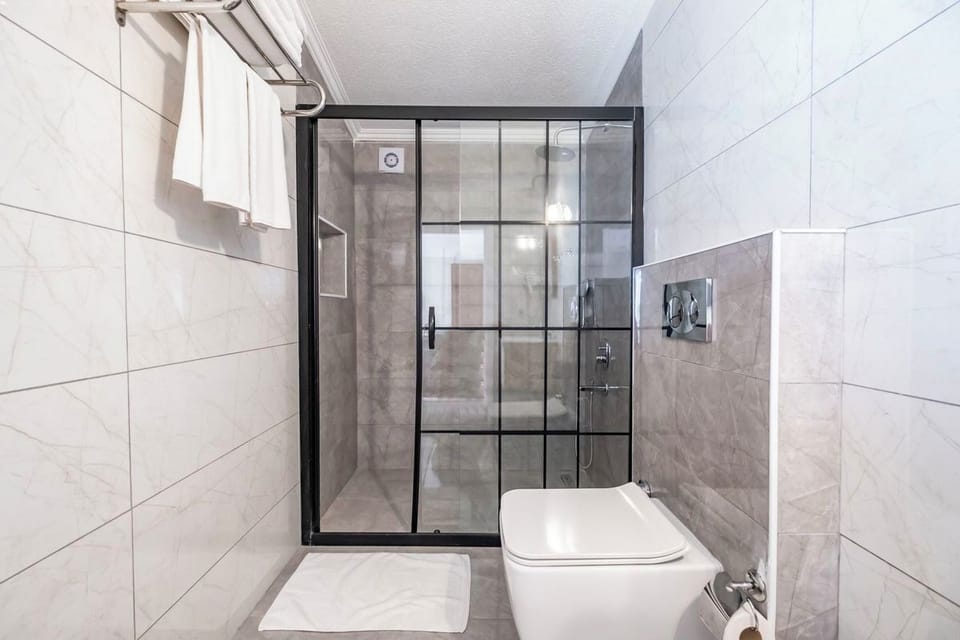 Family Townhome | Bathroom | Shower, rainfall showerhead, free toiletries, hair dryer