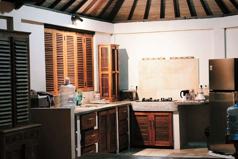 Classic Villa, 4 Bedrooms, Ocean View | Private kitchen | Full-size fridge, microwave, oven, stovetop