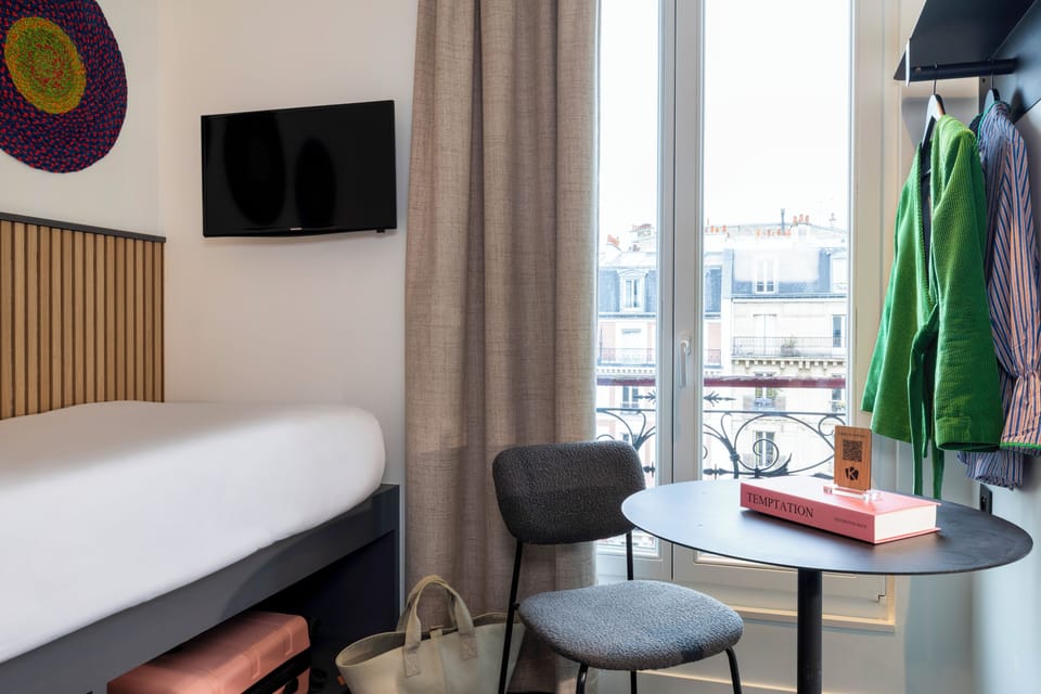 Single Room | Desk, blackout drapes, soundproofing, iron/ironing board