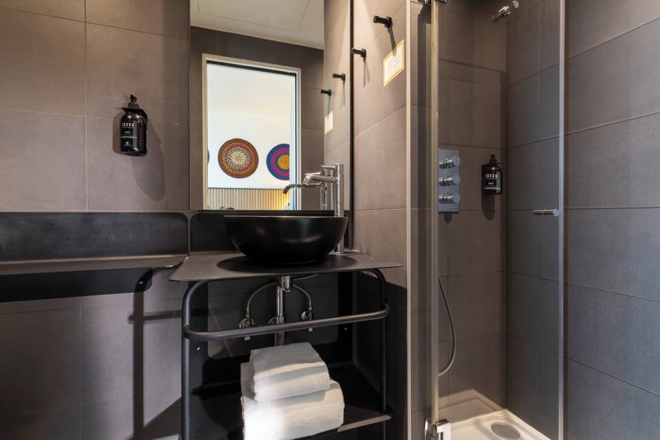 Single Room | Bathroom | Shower, free toiletries, hair dryer, towels