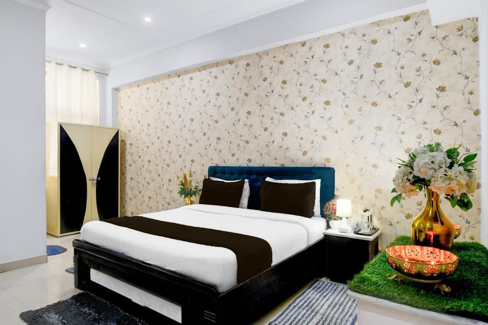 Classic Double Room, Garden View | Desk, laptop workspace, free WiFi