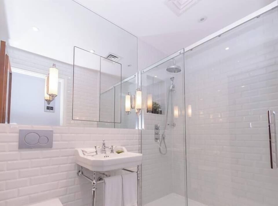 Classic Apartment | Bathroom