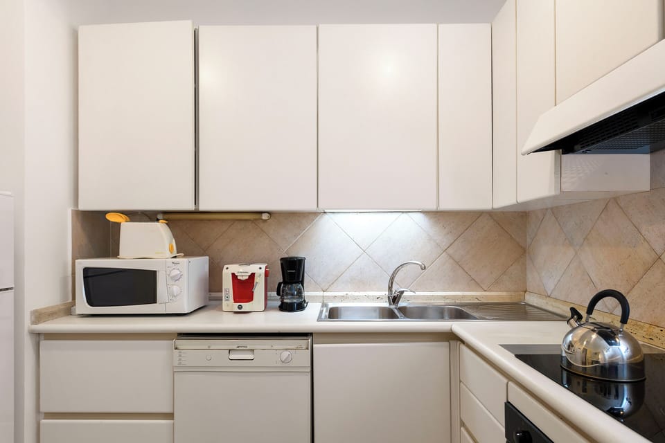 Deluxe Condo | Private kitchen | Dining tables