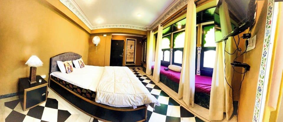 Non Ac Queen Bed Room | Soundproofing, free WiFi