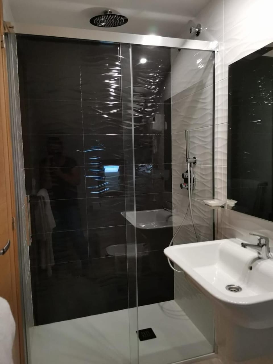 Bathtub, free toiletries, hair dryer, bidet