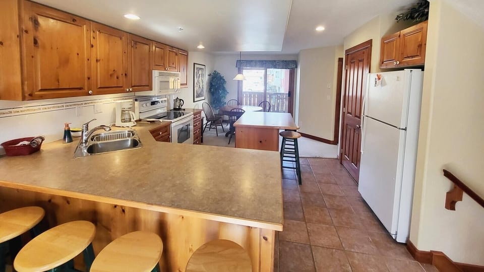 Townhome, 4 Bedrooms | Private kitchen | Coffee/tea maker, fridge, oven, toaster