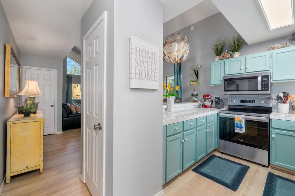 Condo, 1 Bedroom | Private kitchen | Fridge, oven, stovetop, coffee/tea maker