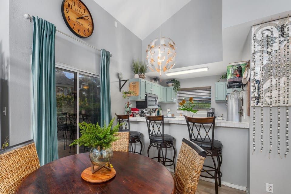 Condo, 1 Bedroom | Dining