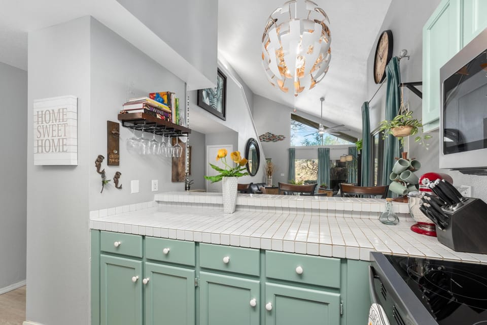 Condo, 1 Bedroom | Private kitchen | Fridge, oven, stovetop, coffee/tea maker